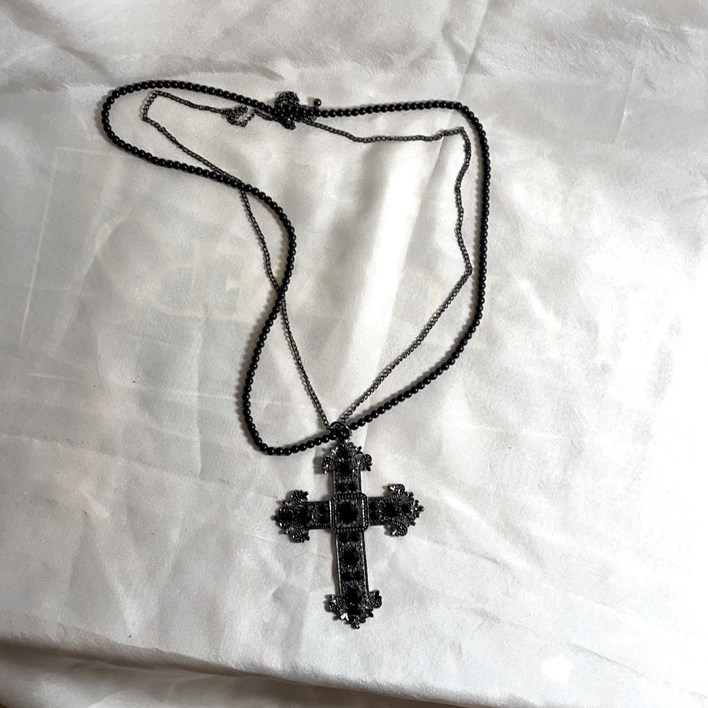 Cross w/ beads necklace 🖤